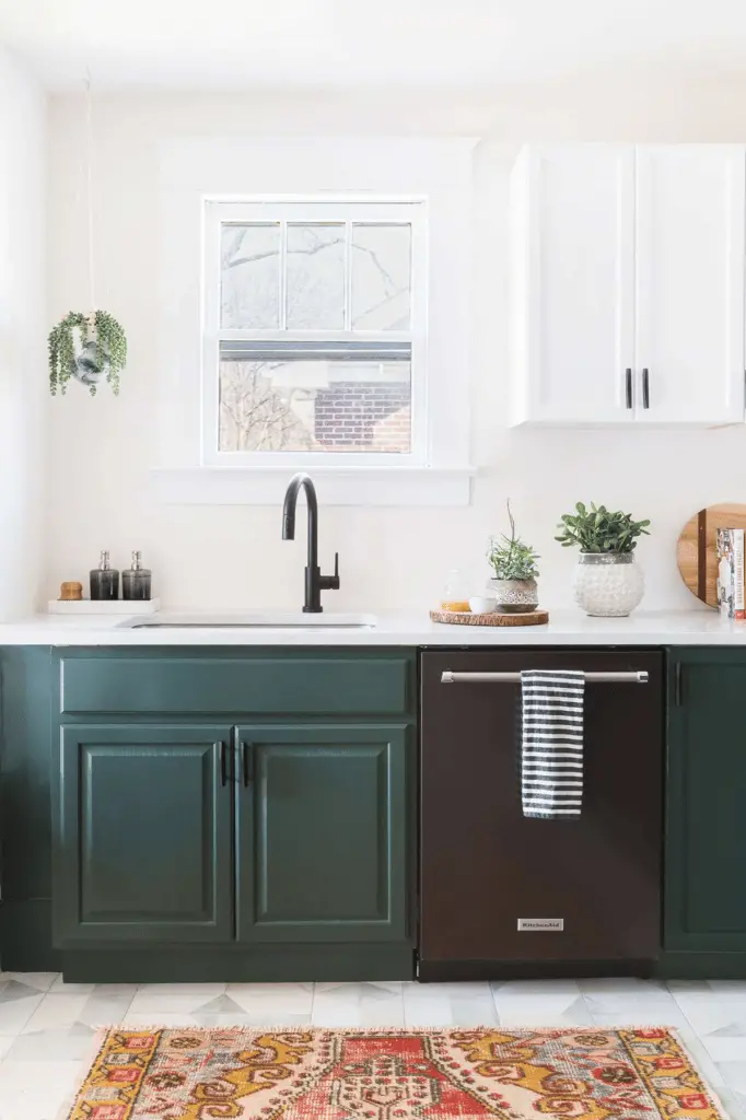 The illusion of height with contrasting cabinet colors