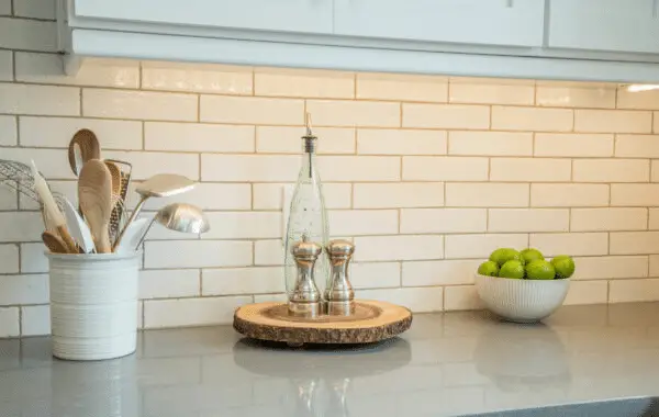 Kitchen splash with many grout lines